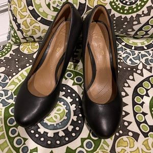 Clarks cushion black pumps 8M